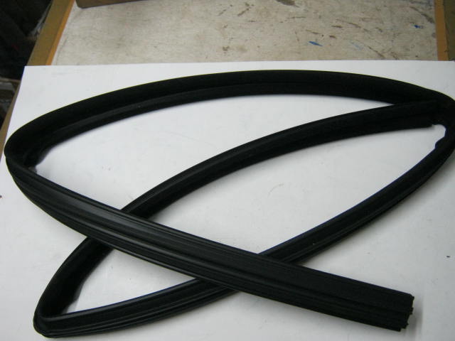 mercedes w123 door glass
                    rubber 1237250425